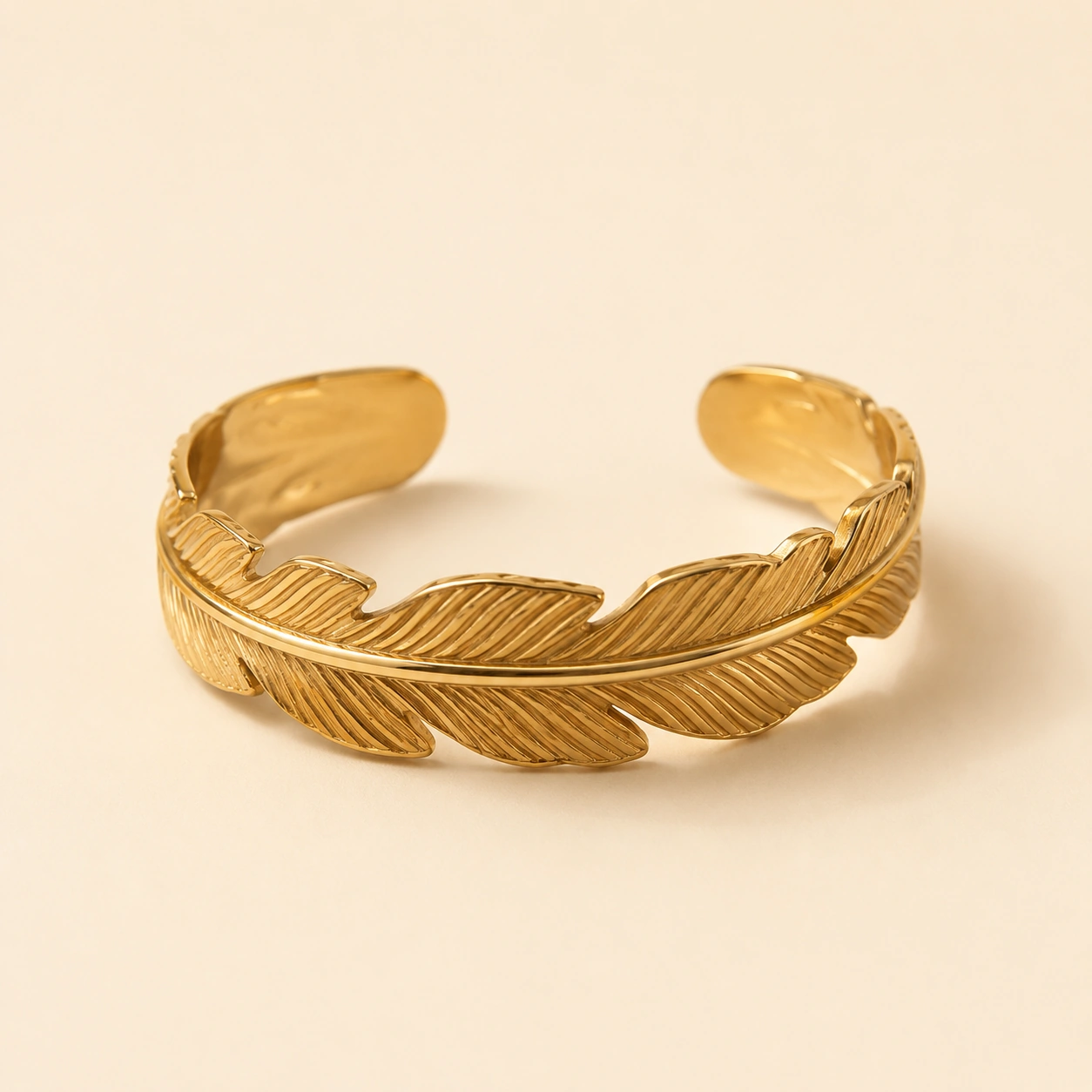 سوار ذهبي بتصميم ريشة منقوشة - المرجع B06